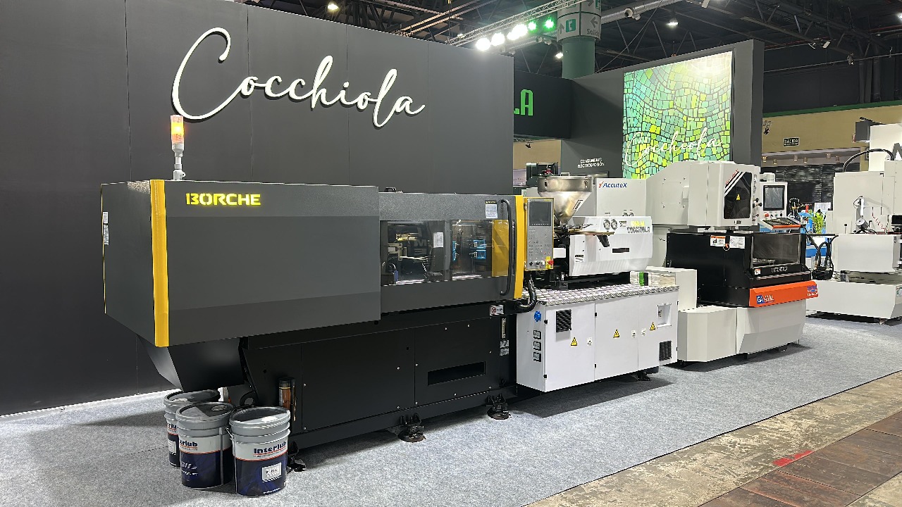 Línea de inyección BORCHE en exhibición con branding Cocchiola