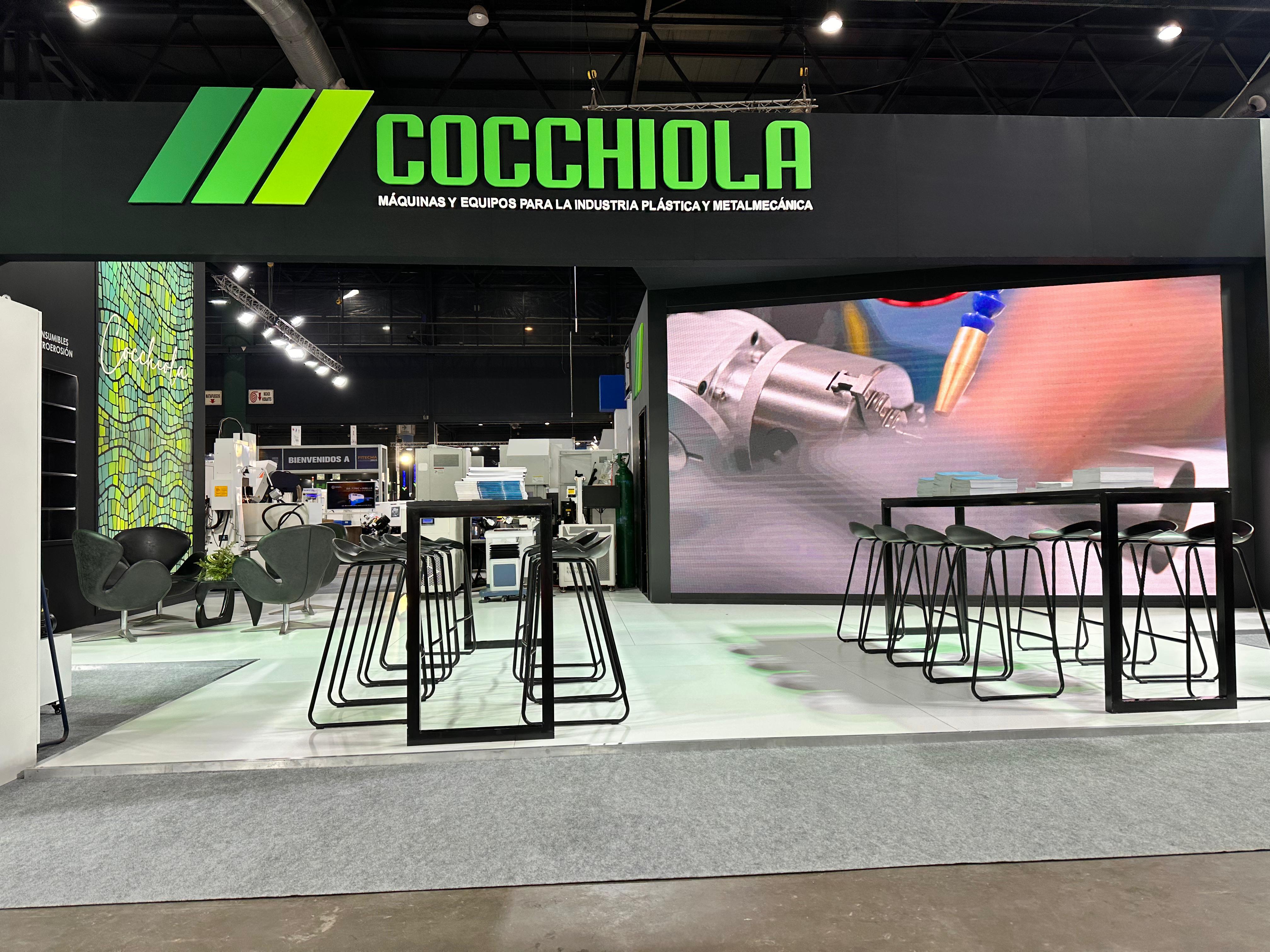 Stand de COCCHIOLA con pantalla LED y área de reuniones